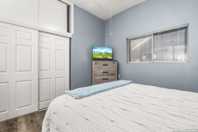 Building Photo - 327 E Whittier St
