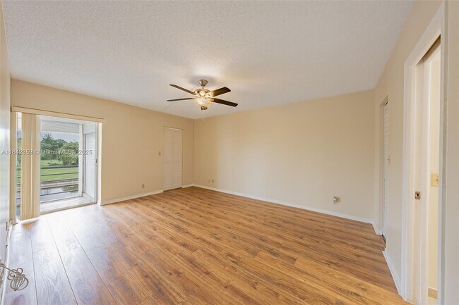 Building Photo - 3581 Inverrary Dr