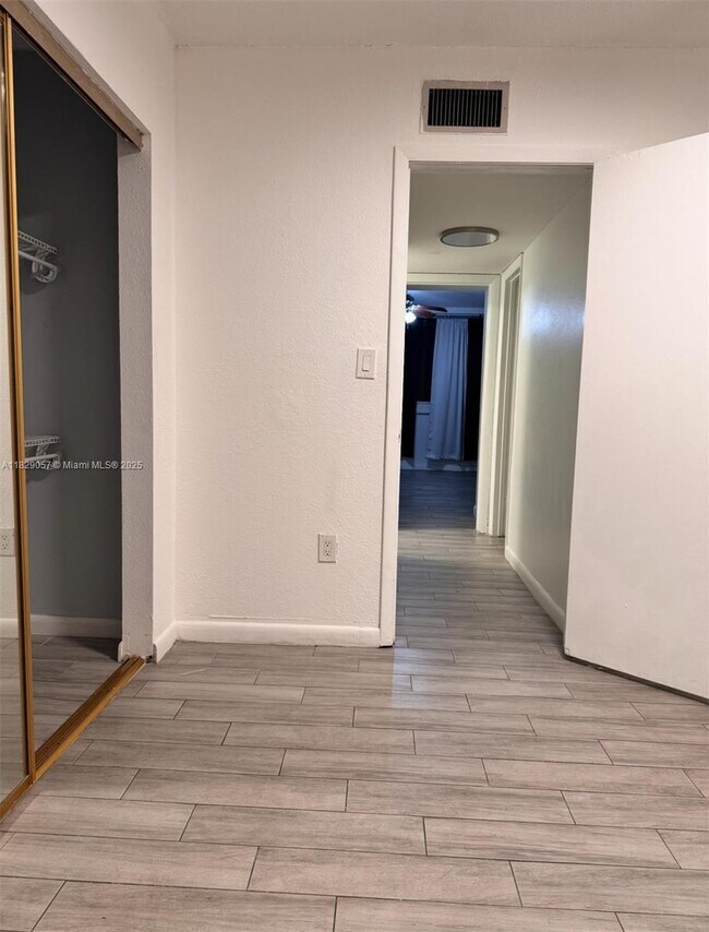 Building Photo - 1750 W 56th St