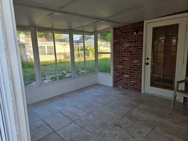 Building Photo - 11205 Meadow Dr