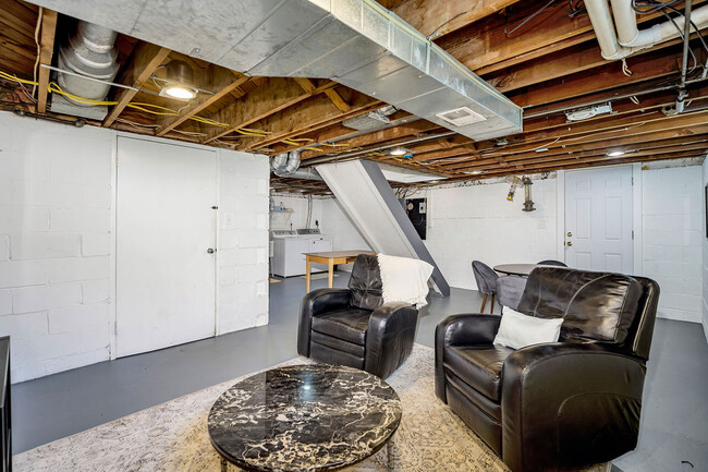Building Photo - 1128 Exter Dr