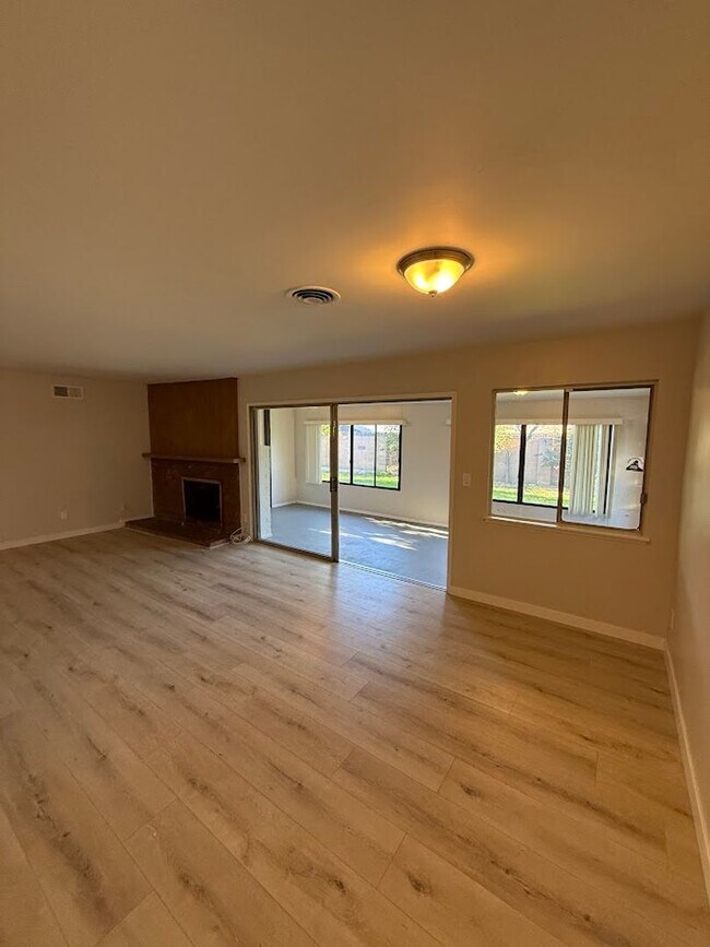 Building Photo - Beautiful 4 Bedroom, 2 Bathroom, Sylmar Home! Ready for Move-In!