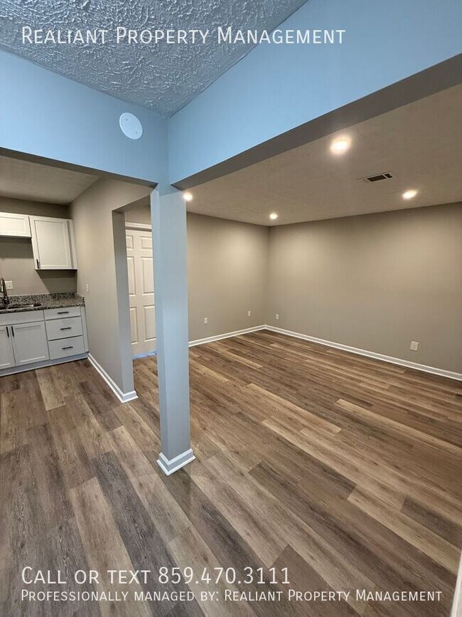 Building Photo - 209 Lakeshore Dr