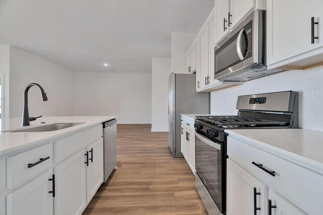 Building Photo - Brand-New 4 Bedroom in Siloam Springs! 3-C...