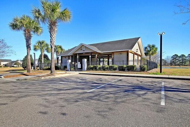 Building Photo - Convenient Location with Modern Amenities