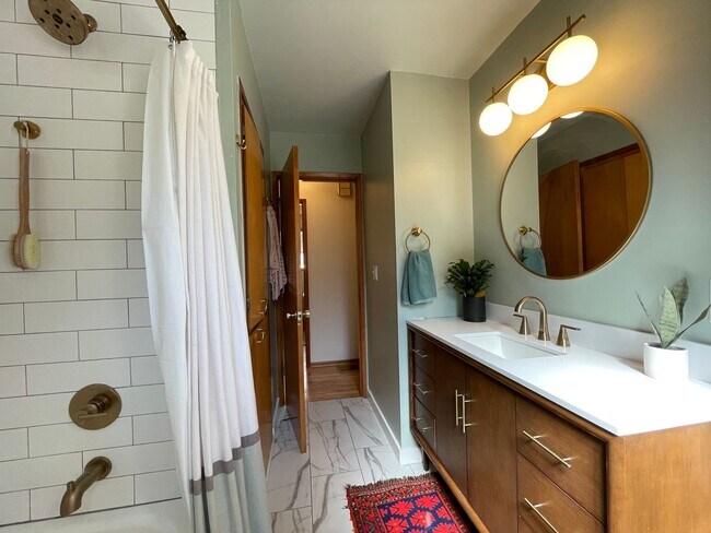 Building Photo - Stunning Eastmoreland Mid-Century Modern w/ Private Yard, A/C