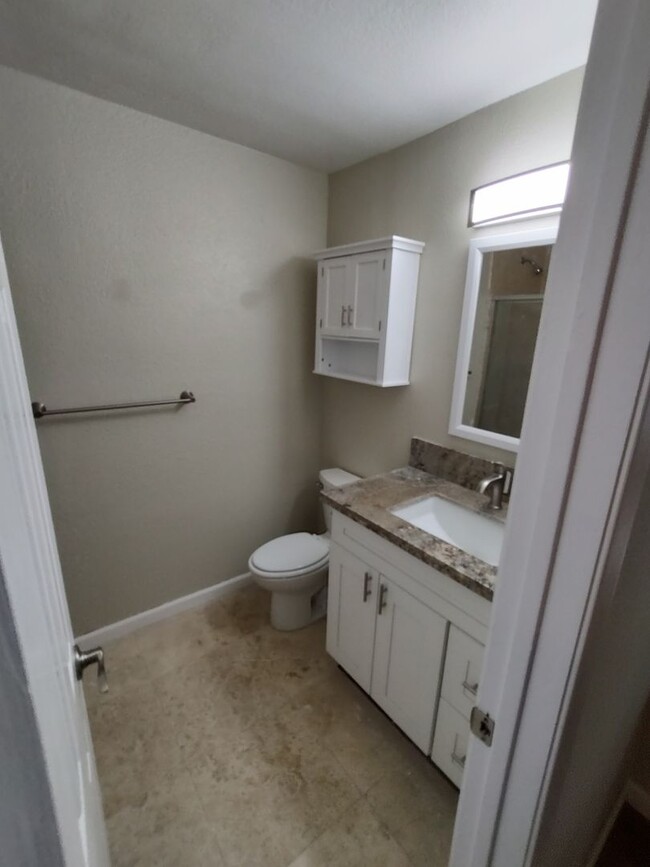 Building Photo - Remodeled 2 Bedroom 2 Bath Condo - Univers...