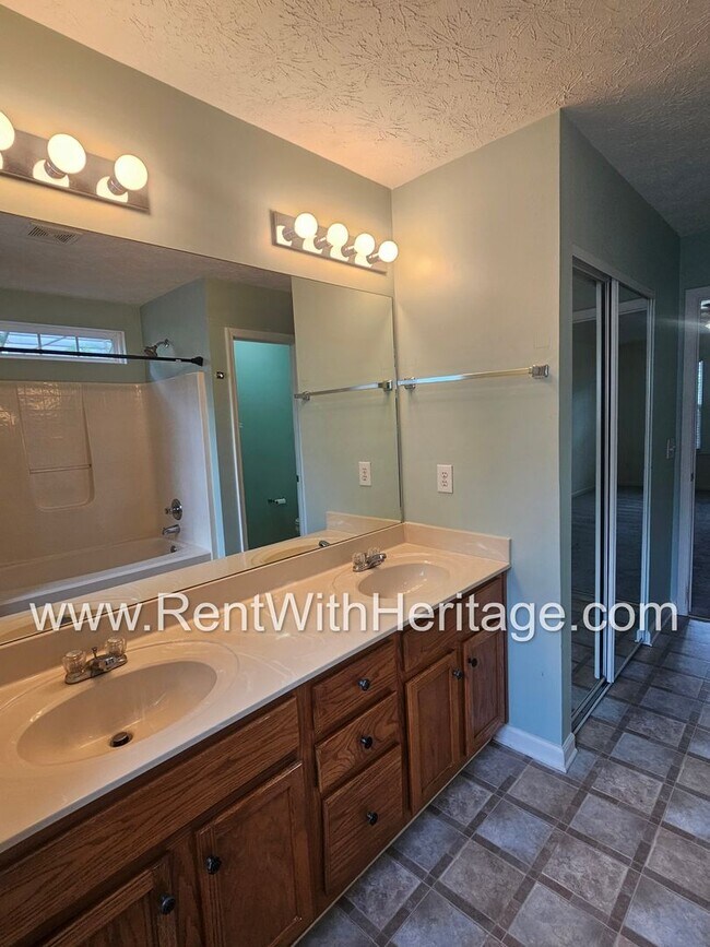 Building Photo - Gorgeous 5 bedroom, 2.5 bath / Attention t...