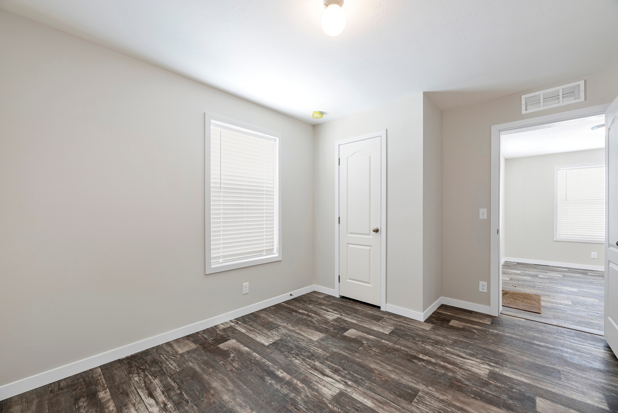 Building Photo - 11431 N Lake Dr