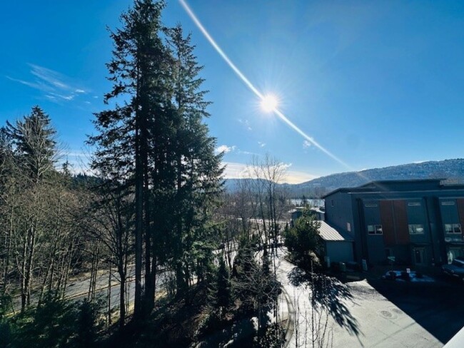 Building Photo - 3bd/2.5ba Issaquah Townhome