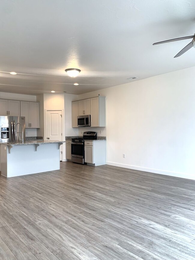 Building Photo - Move In & Get 2 Weeks Free! 3 Bed 2.5 Bath Townhome in West Haven