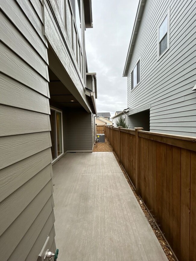 Building Photo - 3 Bedroom / 2.5 Bathroom Townhome in SE Bend