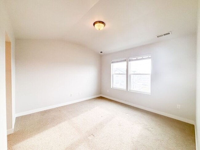 Building Photo - Stunning and Spacious 3BR 3BA Townhouse w/ Quartz Kitchen + Garage Parking + Modern Finishes in E...