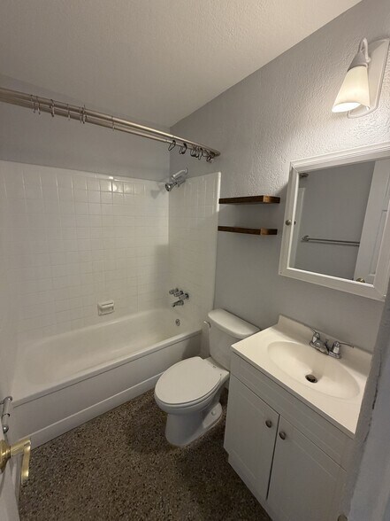 Building Photo - 2 Bed/2 Bath