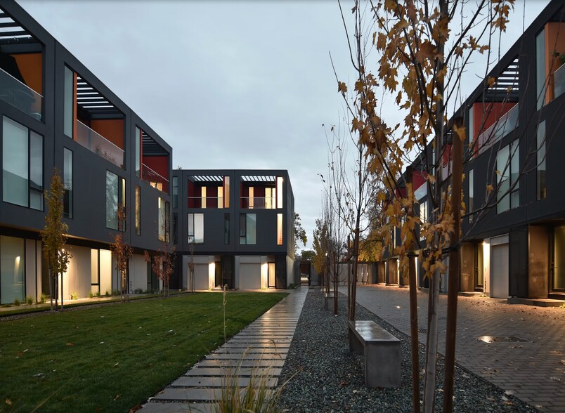 Property courtyard - 2427 Binnen Ln