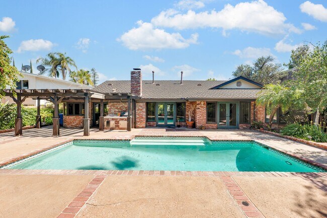 Building Photo - Perfect Entertaining Family Home with Larg...