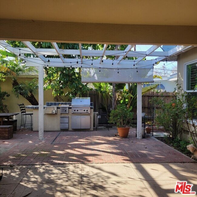 Building Photo - 2781 N Bellflower Blvd