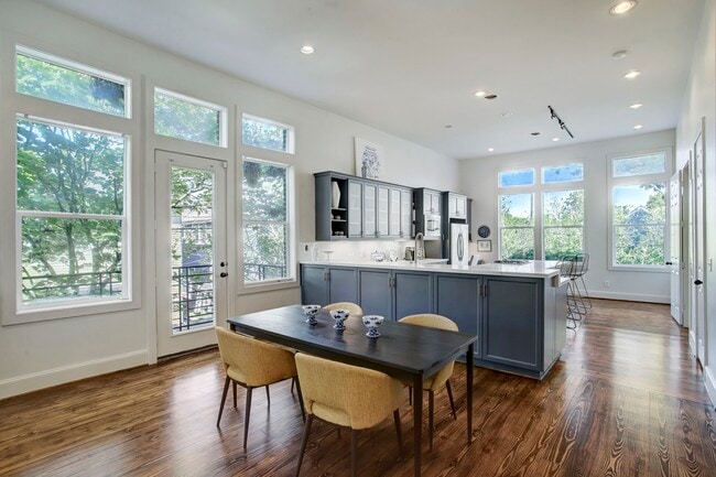 Building Photo - 513 E 11th St