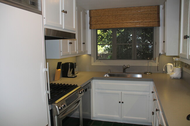 fully equipped kitchen - 1741 Coldwater Canyon Dr