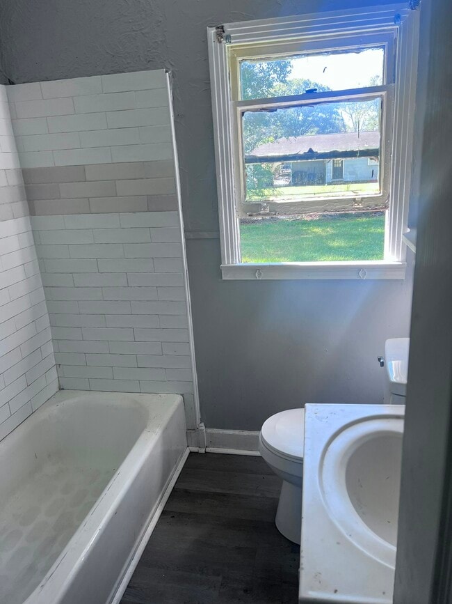 Building Photo - 1608 Hartwell Dr