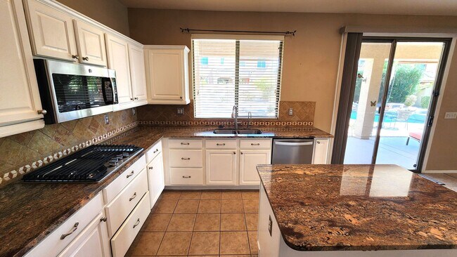 Building Photo - 4 Bedroom Home in the Sun Grooves Communit...