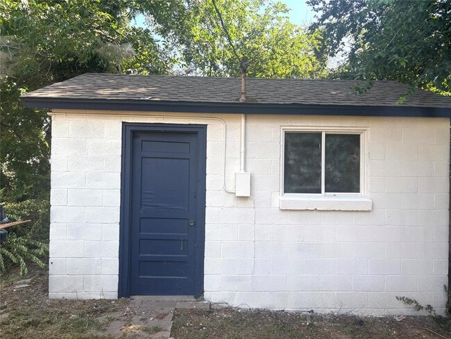 Building Photo - 2504 NE 17th St