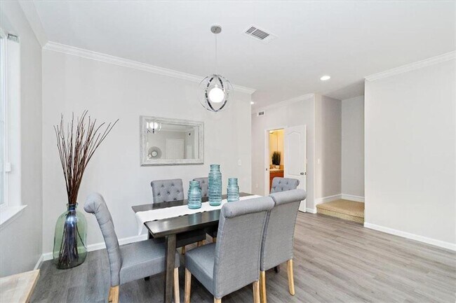 Building Photo - 3 Bedroom + Bonus Room End Unit Townhome