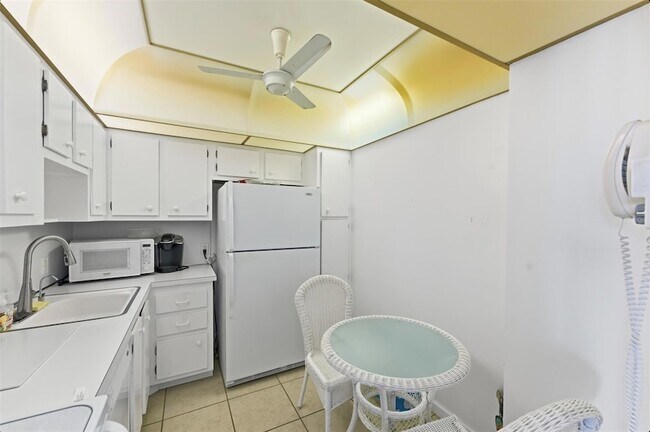 Building Photo - 3675 N Country Club Dr