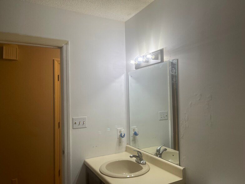 Building Photo - 121 Arcadia Ln