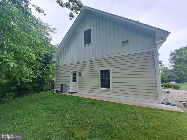 Building Photo - 15550 New Rd