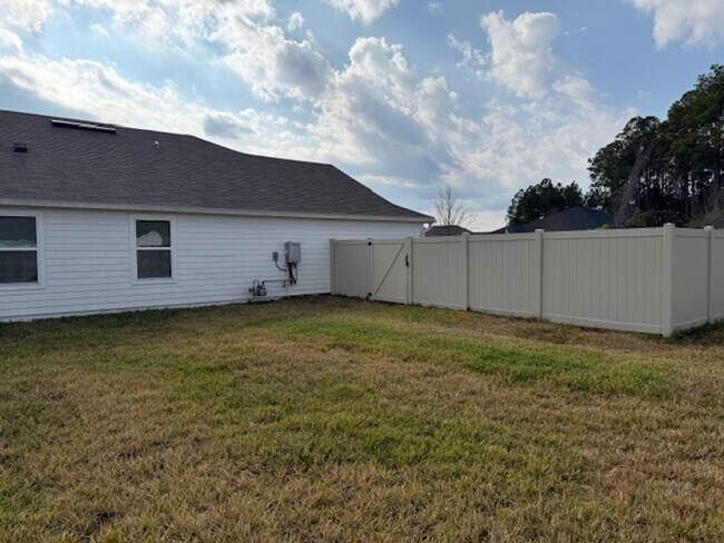 Building Photo - Like New 4/2 Lake Asbury