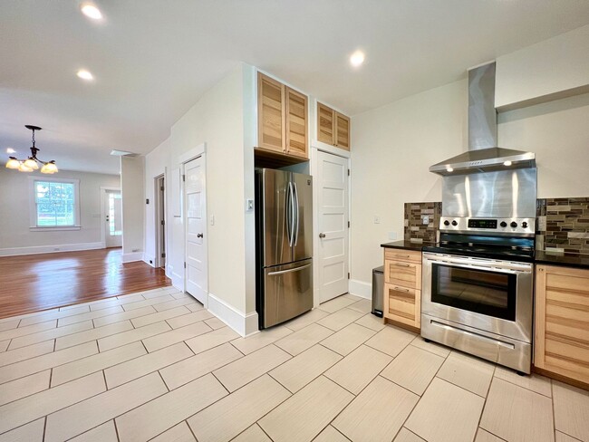 Building Photo - Charming 2 Bedroom Home - All utilities in...