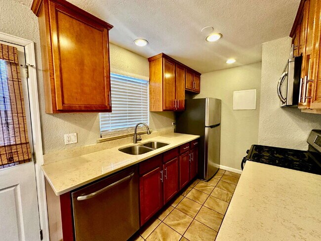 Building Photo - Cozy Home in Sunnyside!