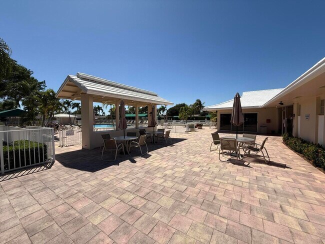 Building Photo - 8540 Chevy Chase Dr