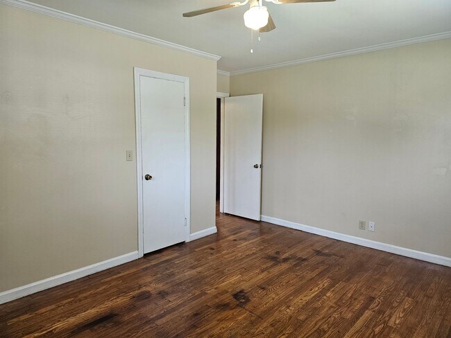 Building Photo - Don't Miss this 2 bedroom with Garage, Lar...