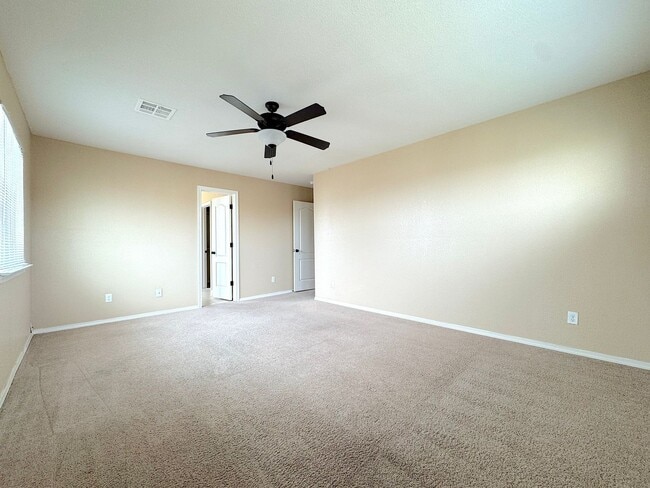 Building Photo - Sandstone Ranch Estates 4Bed/2.5bath Refrig A/C!