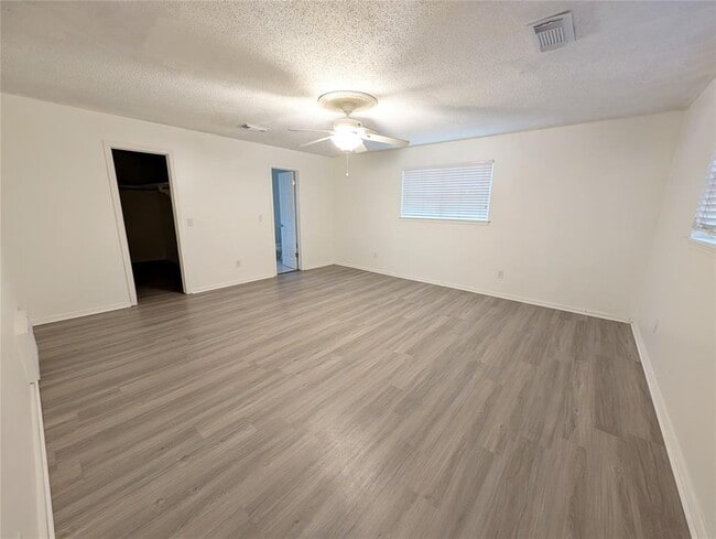 Building Photo - 3301 Oakbrook Dr