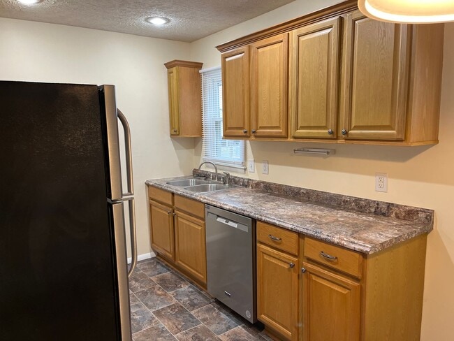Building Photo - Centrally located 3 bedroom bungalow READY NOW!