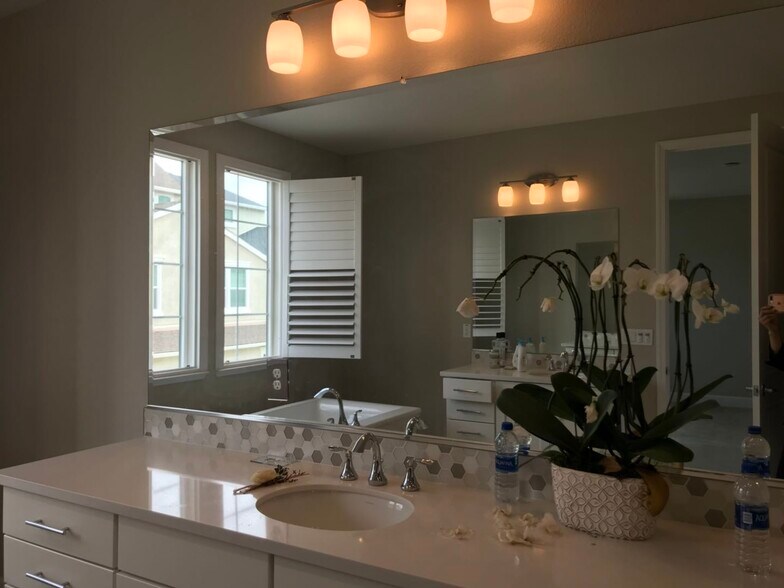 Master room bathroom - 4363 Wallis Ranch Dr
