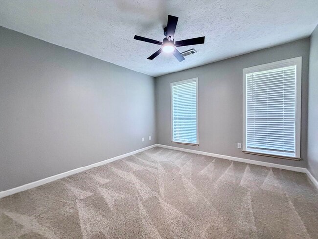 Building Photo - 271 Meadowland Dr