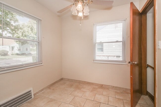 Building Photo - 3 bedroom Spacious Cape Cod!