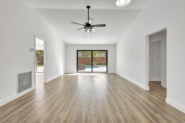 Building Photo - 9404 Longmeadow Cir