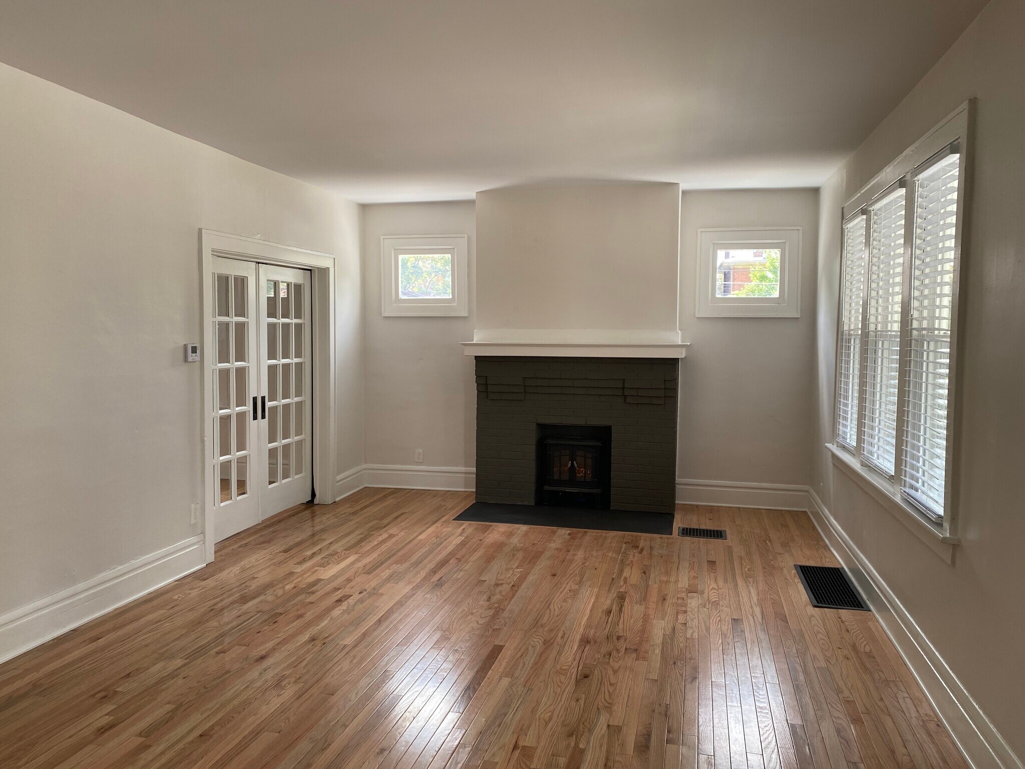 Living room - 1353 E Rich St