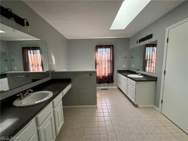 Building Photo - 242 Ravenshollow Dr