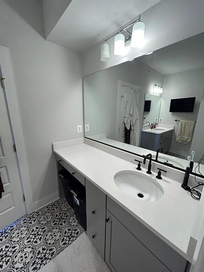 Building Photo - Stunning 3 Bed 2.5 Bath, Open Concept Town...