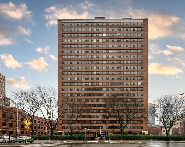 Building Photo - 135 Montgomery St