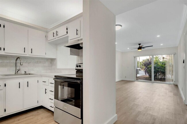 Building Photo - 8000 SW 81st Dr