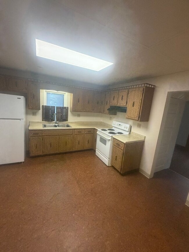 Building Photo - Large West Side 4 Bedroom House