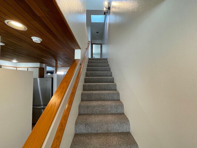 Building Photo - 2305 Skyline Way