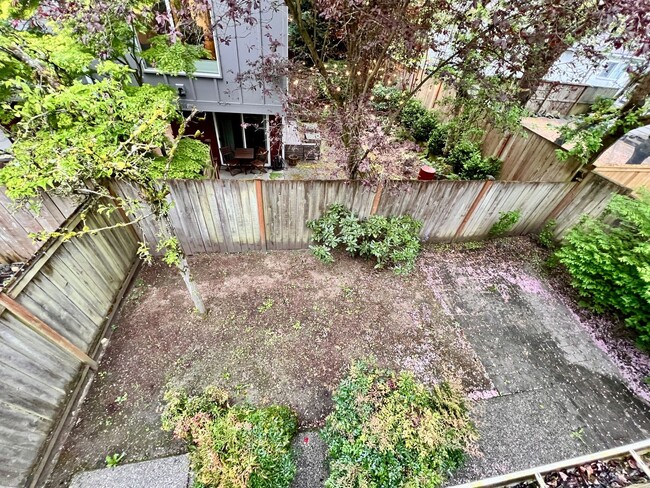 Building Photo - Spacious Greenwood townhouse - Available now!